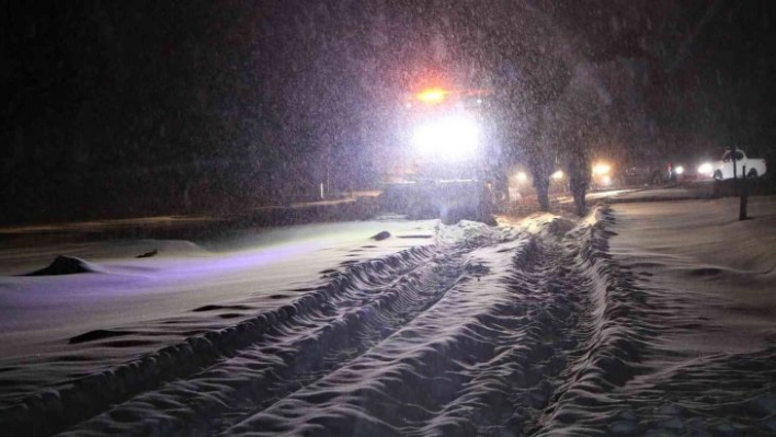 Elazığ'da, 150 personel ve 64 araçla yol açma çalışmaları sürüyor