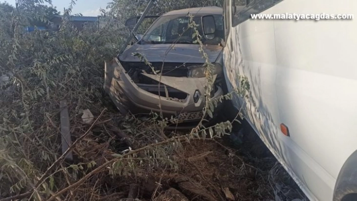 Elazığ'da 2 kişinin yaralandığı kaza anı kameraya yansıdı