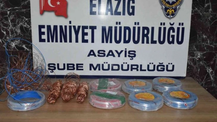 Elazığ'da 21 suç kaydı bulunan 2 şüpheli, çaldıkları kabloları yakarken yakalandı