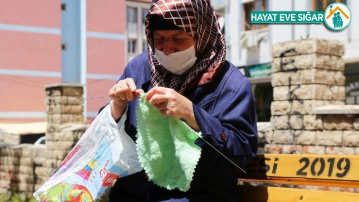 Elazığ'da 65 yaş ve üzerindekiler güneşli havanın tadını çıkardı