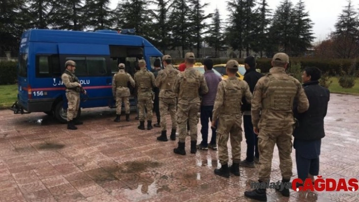 Elazığ'da 8 göçmenle birlikte 2 şüpheli yakalandı