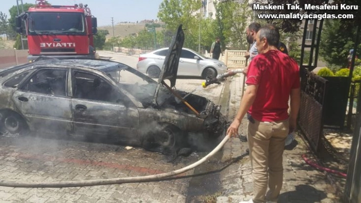 Elazığ'da alevlere teslim olan otomobil küle döndü