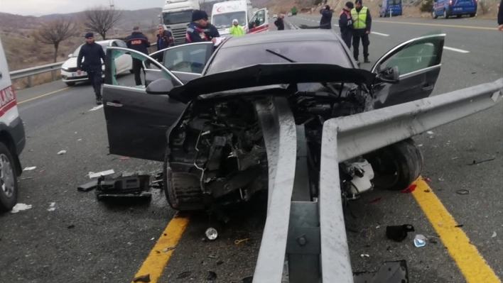 Elazığ'da bariyere çarpan otomobildeki 1 kişi öldü, 1 kişi yaralandı