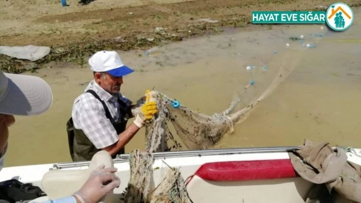 Elazığ'da bin metrelik kaçak balık ağı toplanarak imha edildi