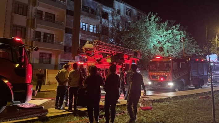 Elazığ'da boş binanın çatısında çıkan yangın söndürüldü