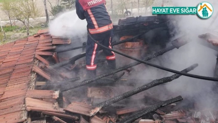 Elazığ'da çatı yangını