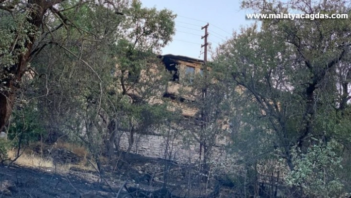 Elazığ'da çıkan yangında bir ev ve bahçeler zarar gördü