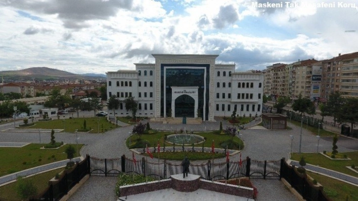 Caddelere kısıtlama, evlere uyarı etiketi