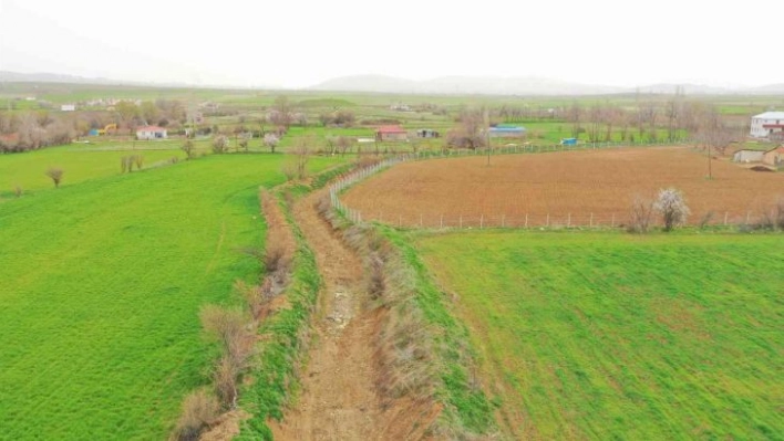 Elazığ'da dere ıslah çalışmaları sürüyor