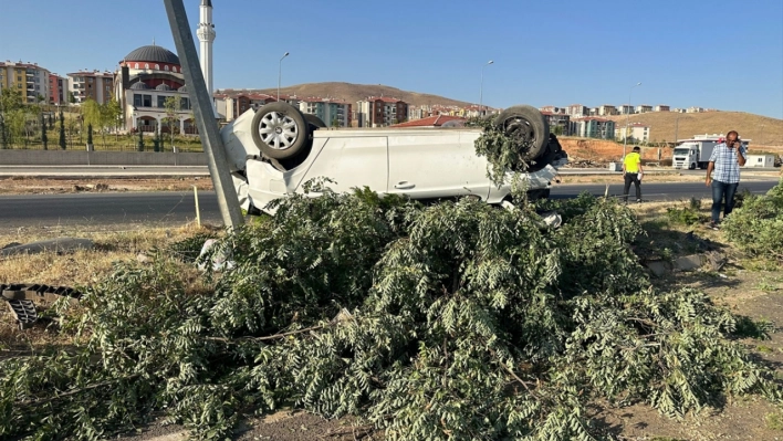 Elazığ'da devrilen otomobildeki 5 kişi yaralandı