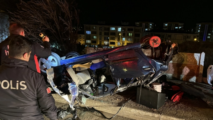 Elazığ'da devrilen otomobildeki 2 kişi yaralandı