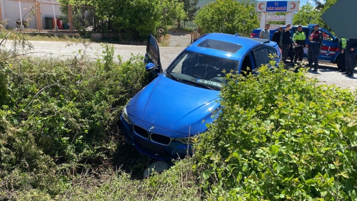 Elazığ'da devrilen otomobildeki 2 kişi yaralandı