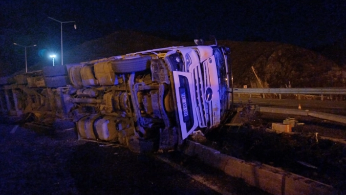 Elazığ'da devrilen tır nedeniyle ulaşım aksadı