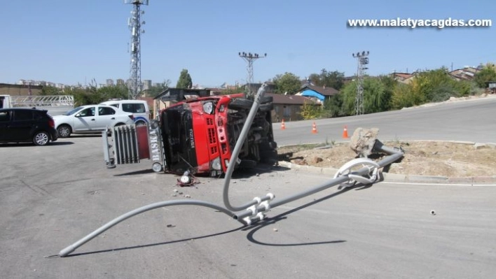 Elazığ'da direğe çarpan kamyon yan yattı: 1 yaralı