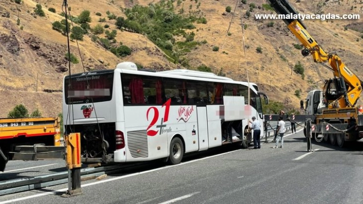 Elazığ'da faciadan dönüldü: Refüje çıkan otobüs 2 vinç yardımı ile kaldırıldı