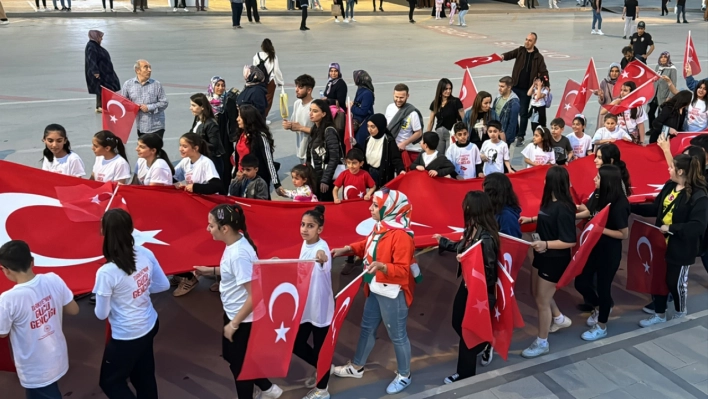 Elazığ'da fener alayı ve gençlik yürüyüşü düzenlendi