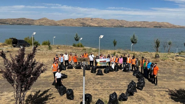 Elazığ'da gönüllü gençler Hazar Gölü çevresinde temizlik yaptı