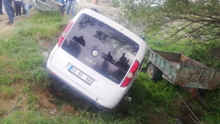 Elazığ'da hafif ticari araç dereye uçtu: 3 yaralı