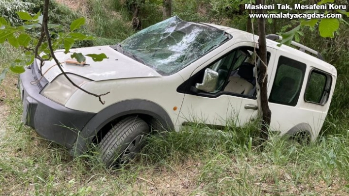 Elazığ'da hafif ticari araç şarampole uçtu: 3 yaralı