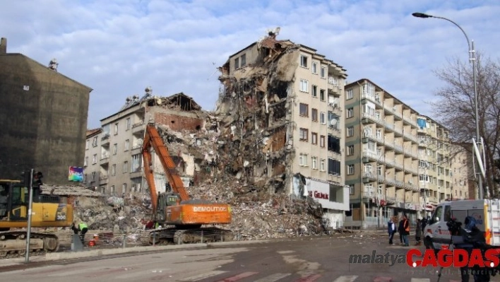 Elazığ'da hasarlı binalarda yıkım çalışmaları sürüyor