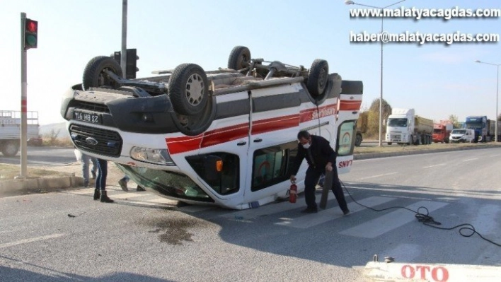 Ambulans, hafif ticari araçla çarpıştı: 4 yaralı