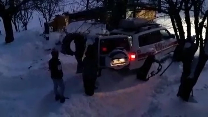 Elazığ'da hasta vatandaşın yardımına paletli ambulans yetişti