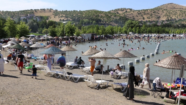 Elazığ'da Hazar Gölü'nde bayram yoğunluğu yaşanıyor