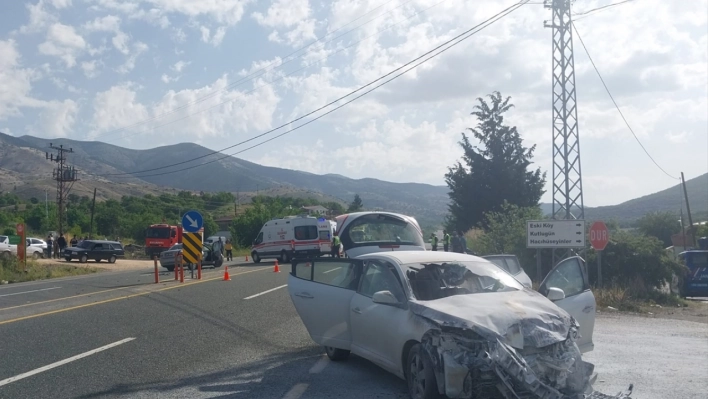 Elazığ'da iki otomobilin çarpıştığı kazada 1 kişi öldü, 6 kişi yaralandı