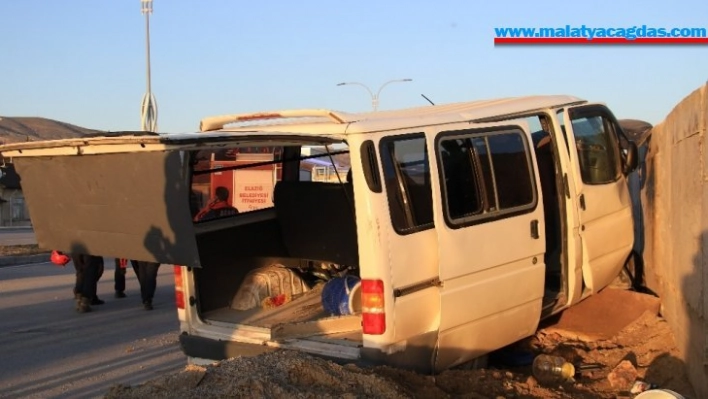 Elazığ'da işçi servisi beton bloka çarptı: 9 yaralı