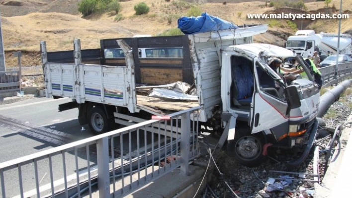 Elazığ'da kamyon bariyerlere çarptı: 1 ölü