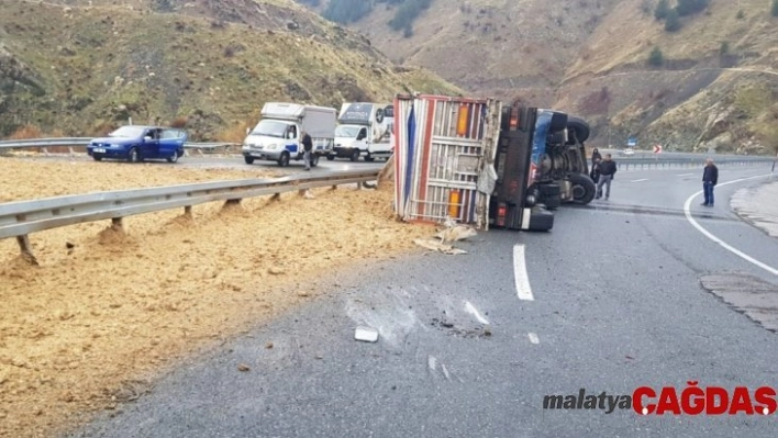 Elazığ'da kamyon devrildi: 1 ölü