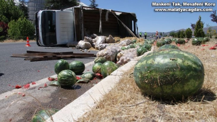 Elazığ'da kamyon devrildi karpuzlar yola saçıldı, ekipler ve vatandaşlar yardıma koştu