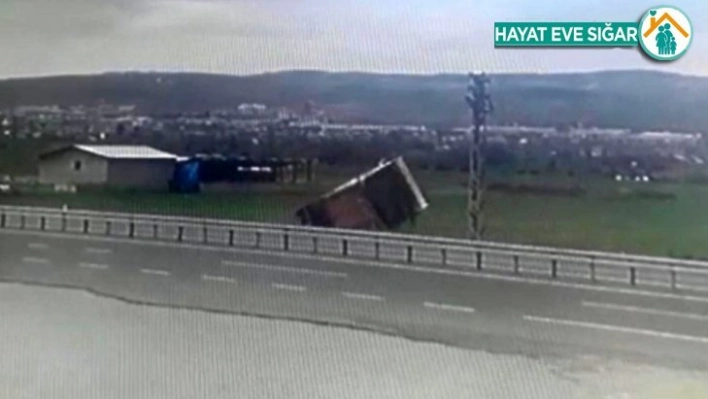 Elazığ'da kamyon devrildi, o anlar kameraya yansıdı