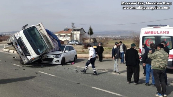 Elazığ'da kamyonet, otomobilin üzerine devrildi:2 yaralı