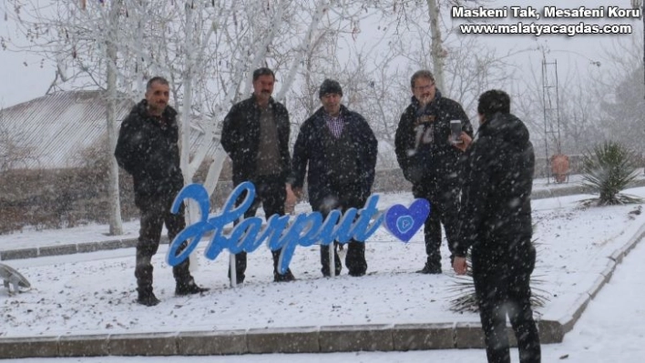 Elazığ'da kar yağışı başladı, tarihi mahalle beyaza büründü