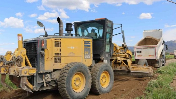 Elazığ'da köy yollarında  genişletme ve stabilize çalışmaları sürüyor