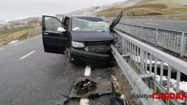 Elazığ'da minibüs bariyere çarptı: 3 yaralı