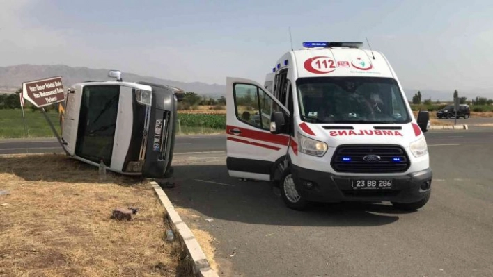 Elazığ'da minibüs ile hafif ticari araç çarpıştı: 3 yaralı