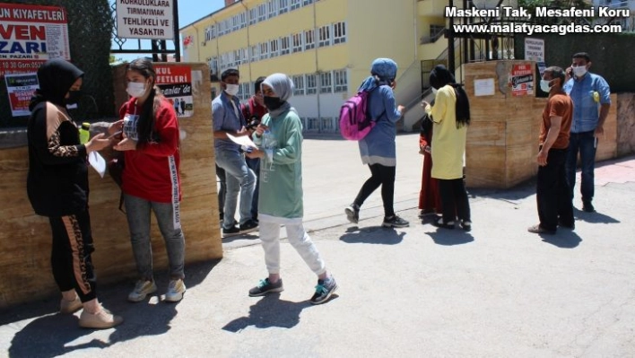 Elazığ'da öğrenciler içeride aileler dışarıda ter döktü