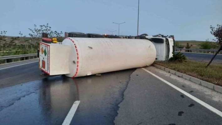 Elazığ'da oksijen yüklü tanker yan yattı: 1 yaralı