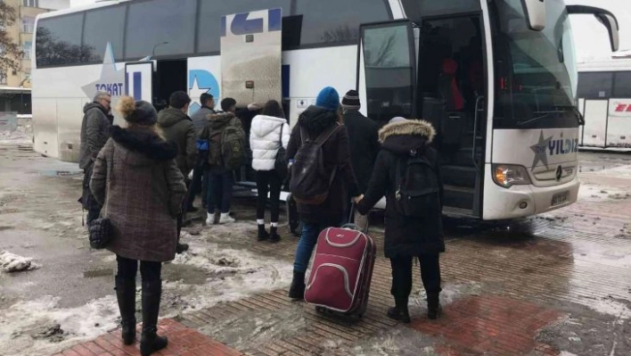 Elazığ'da otobüs seferlerinin açılmasıyla vatandaşlar otogara akın etti