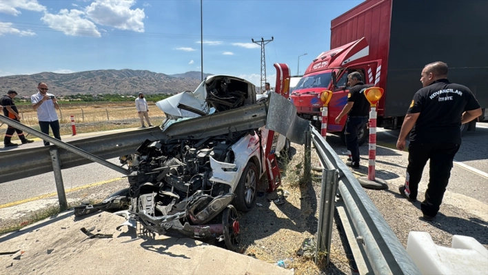 Elazığ'da otomobil ile kamyon çarpıştı, 4 kişi yaralandı