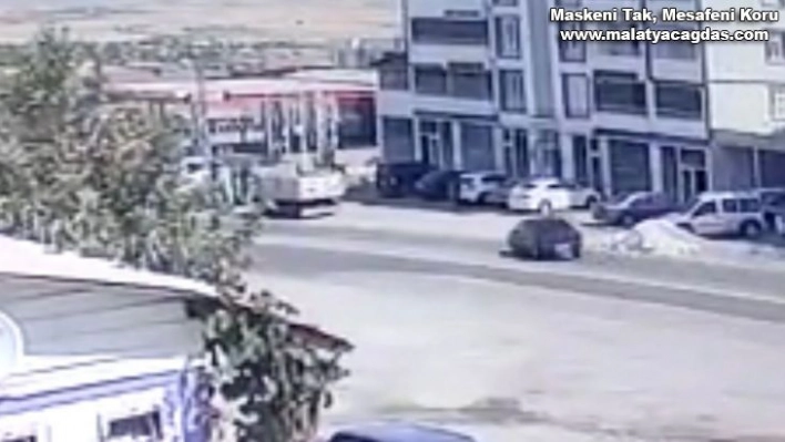 Elazığ'da otomobilin hurdaya döndüğü kaza, kameralara yansıdı