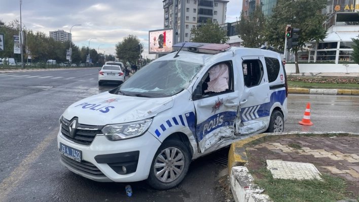 Elazığ'da otomobille çarpışan ekip aracındaki 2 polis yaralandı