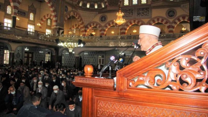 Elazığ'da Ramazan ayının ilk cuma namazında camiler doldu