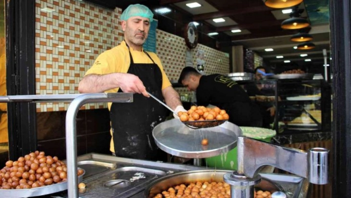 Elazığ'da Ramazan ayının vazgeçilmez tatlısı lokma, iftarda sofraları süslüyor