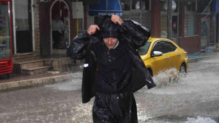 Elazığ'da sağanak yağış etkisini yeniden gösterdi