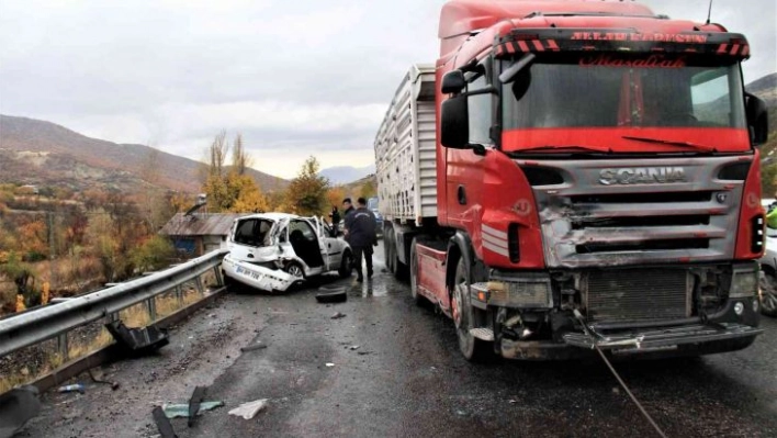 Elazığ'da tır ile otomobil çarpıştı: 2 ağır yaralı