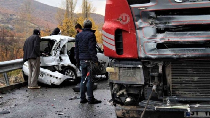 Elazığ'da tır ile otomobilin çarpıştığı kazada ölü sayısı 2'ye yükseldi