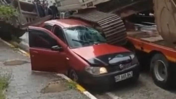 Elazığ'da tırın üstündeki iş makinesi aracın üstüne düştü